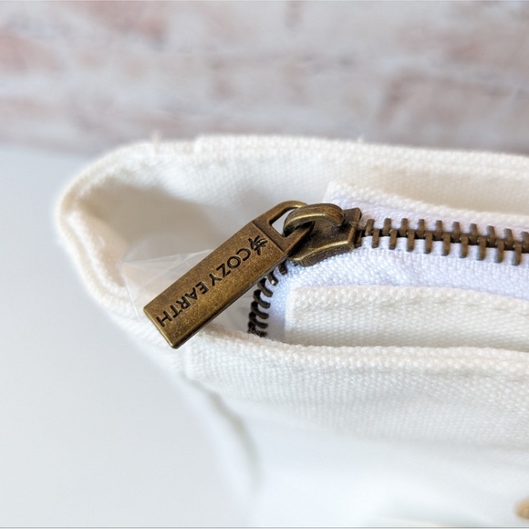 COZY EARTH Bamboo Individual Flat Sheet
Size Twin 39” X 75” X 18” - Picture 4 of 8